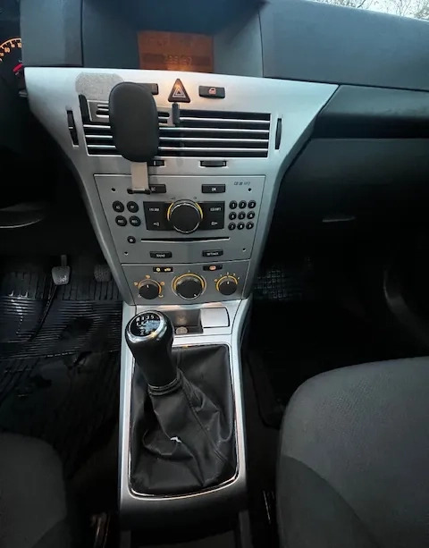 Opel Astra cena 11900 przebieg: 297000, rok produkcji 2012 z Poznań małe 254
